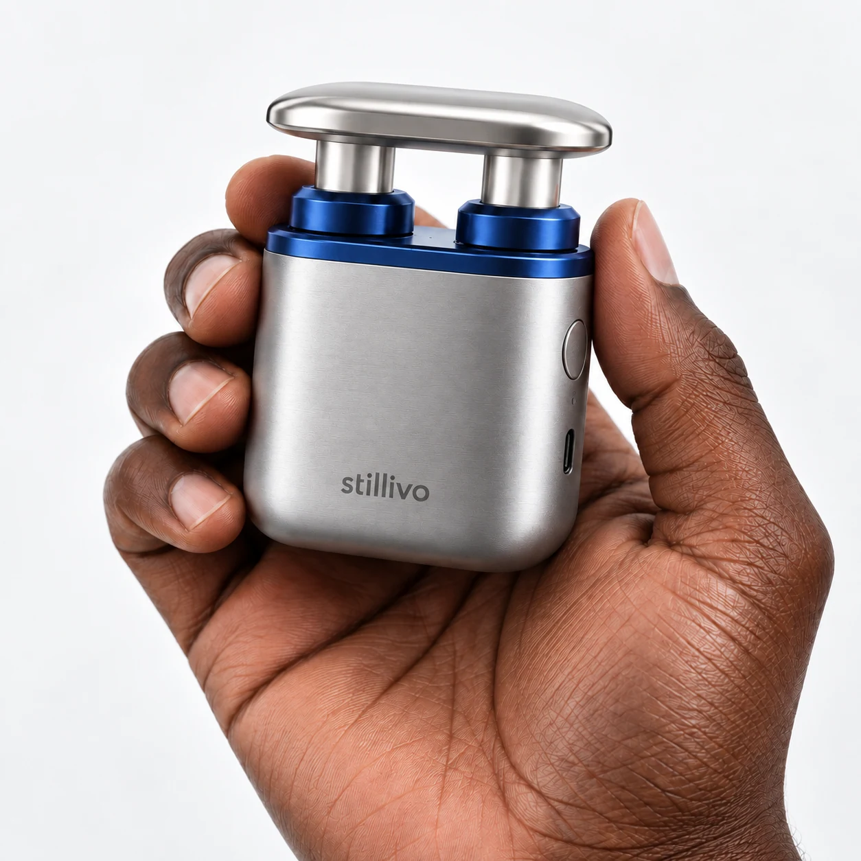 A hand holding the complete stillivo Silver / Cobalt design